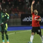 صلاح (يمين) ظفر بجائزة أفضل لاعب بأفريقيا عامي 2017 و2018 وماني فاز بالجائزة عام 2019 (وكالة الأناضول)