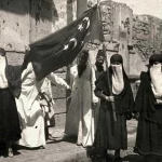 مصريات يرفعن علم السلطنة المصرية ذا الثلاثة أهلة خلال أحداث ثورة 1919 (مواقع التواصل الاجتماعي)