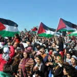 فلسطينيون من الداخل يرفعون العلم خلال إحياء ذكرى النكبة بمسيرات العودة للقرى التي دمرتها إسرائيل وهجرت أهلها عام 1948 (الجزيرة)