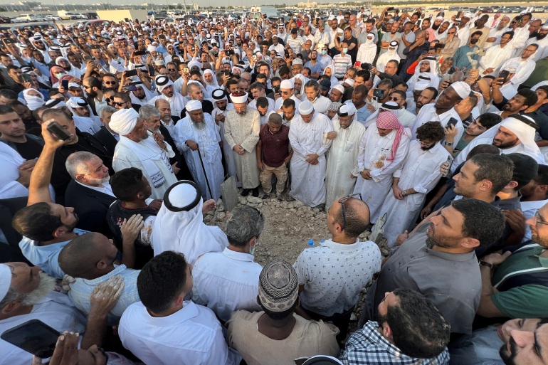 الدعاء بالمغفرة والثبات بعد مواراة جثمان الشيخ يوسف القرضاوي الثرى بمقابر مسيمير بالدوحة (رويترز)