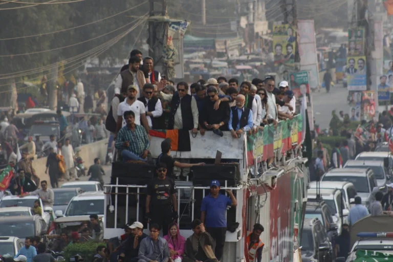 عمران خان يقود مسيرة للمعارضة من لاهور إلى العاصمة إسلام آباد (وكالة الأناضول)