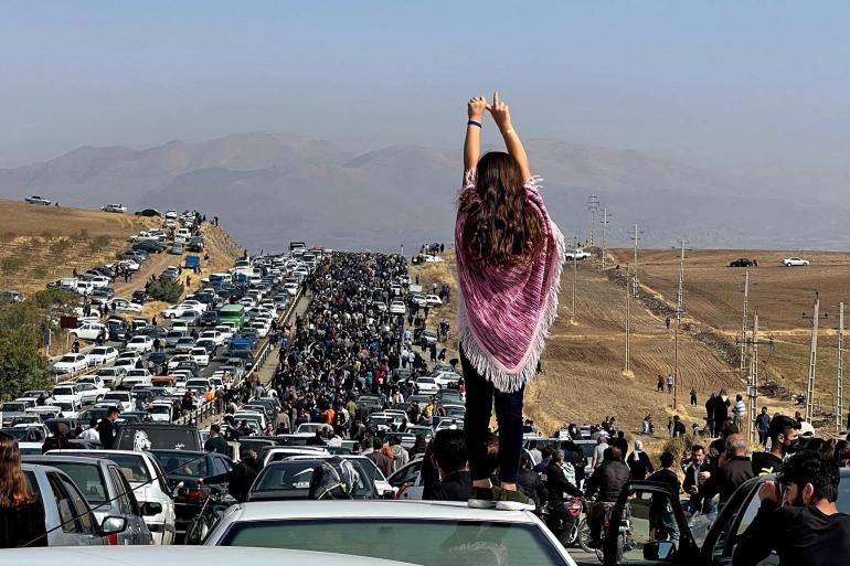 صورة نشرها ناشطون لاحتجاجات في إيران على خلفية وفاة الشابة مهسا أميني (الفرنسية)