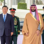 ولي العهد السعودي محمد بن سلمان (يمين) رفقة الرئيس الصيني في قصر اليمامة بالرياض (رويترز)