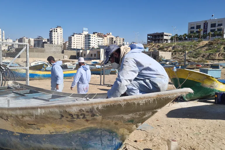 المشروع يوفر فرص عمل لفنيين ومختصين بإصلاح المراكب وإعادتها للعمل من جديد (الجزيرة)