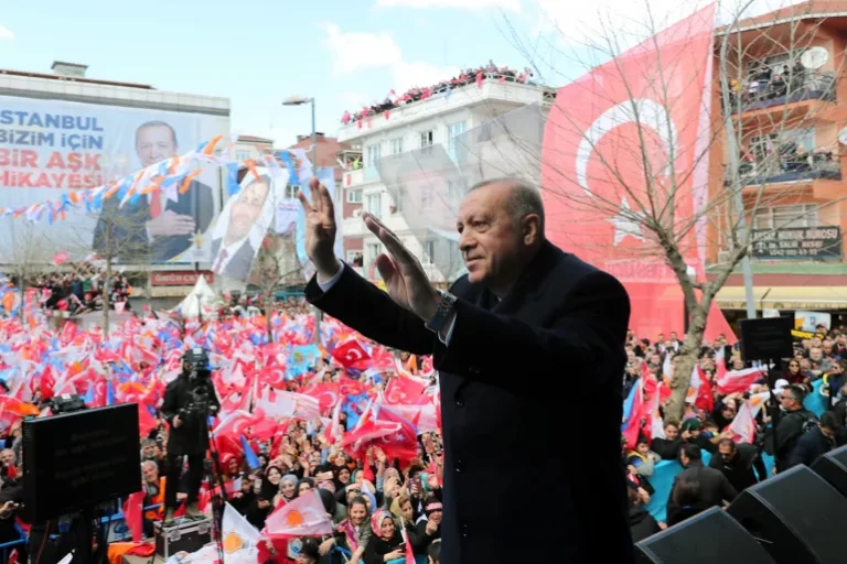 الرئيس أردوغان ألمح إلى احتمال تقديم موعد الانتخابات الرئاسية (الجزيرة)