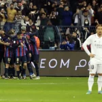 مودريتش (37 عاما) لم يكن قادرا على مجاراة لاعبي خط وسط برشلونة الشباب في مباراة الكلاسيكو (رويترز)