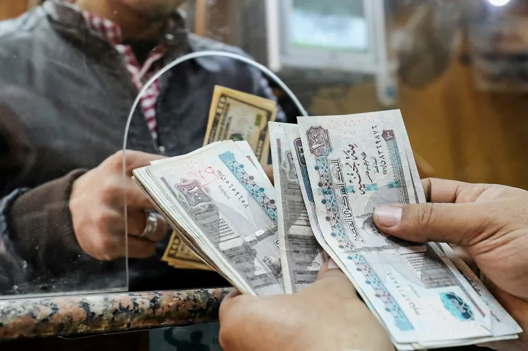 مصر تعاني من نقص حاد في العملة الأجنبية على الرغم من خفض قيمة الجنيه بنسبة 14.5% (الجزيرة)