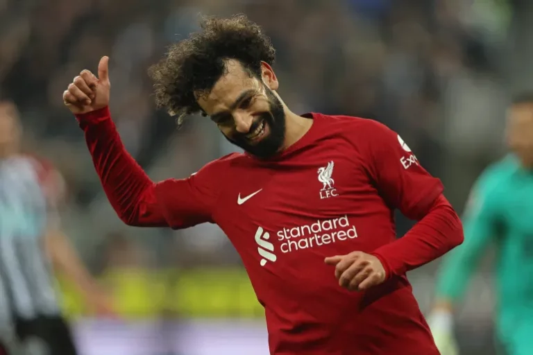 محمد صلاح سعيد بفوز فريقه ليفربول (رويترز)