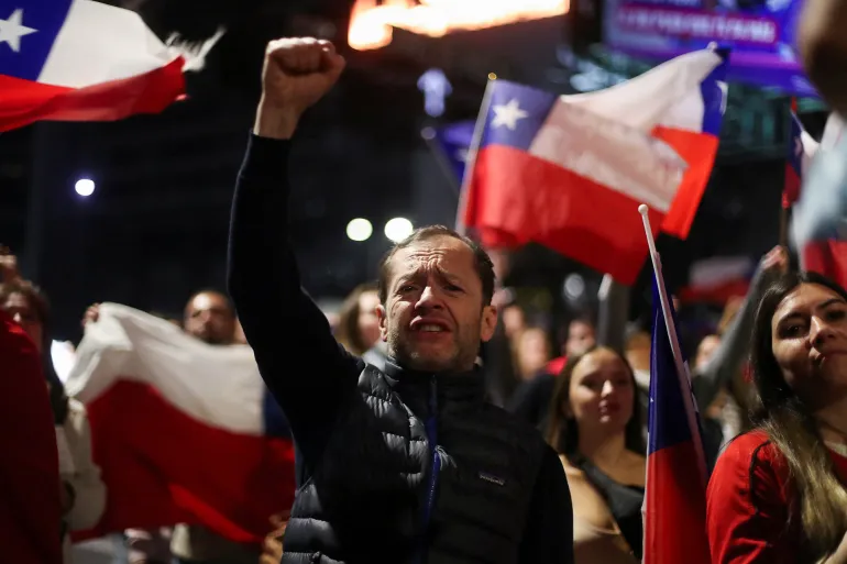 الشعب التشيلي صوّت بالأغلبية ضد دستور جديد العام الماضي بعد حراك شعبي طويل من أجل التغيير (رويترز)