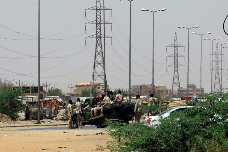 جنود من الجيش السوداني ينتشرون وسط الخرطوم في ظل مواجهات مع قوات الدعم السريع (الفرنسية)