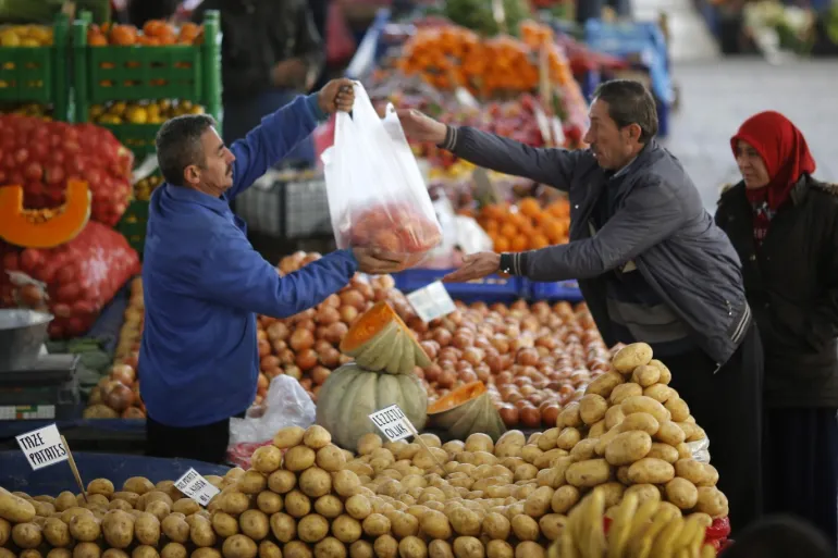 التضخم في تركيا تفاقم سابقا بسبب أزمة العملة التي شهدتها البلاد نهاية عام 2021 (رويترز)