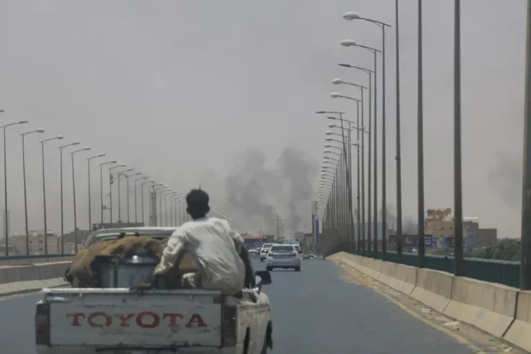 المصريون ينظرون بخطورة إلى تطور النزاع المسلح في السودان وأثره على أمن مصر القومي (رويترز)