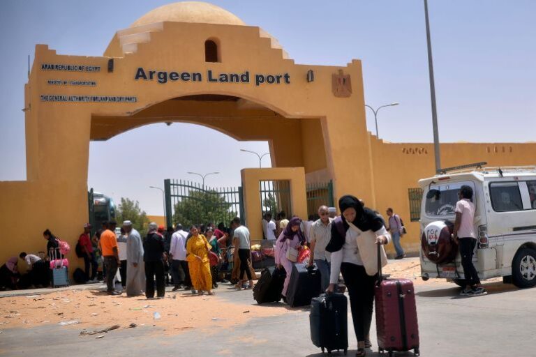 معبر أرقين يشهد تدفق الآلاف من السودانيين إلى مصر منذ اندلاع القتال (الأناضول)