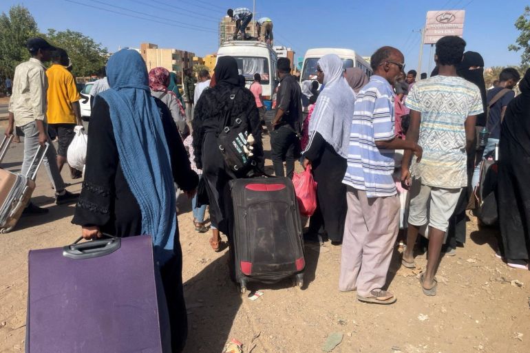 سودانيون في محطة للحافلات لمغادرة الخرطوم هربا من الحرب (رويترز)