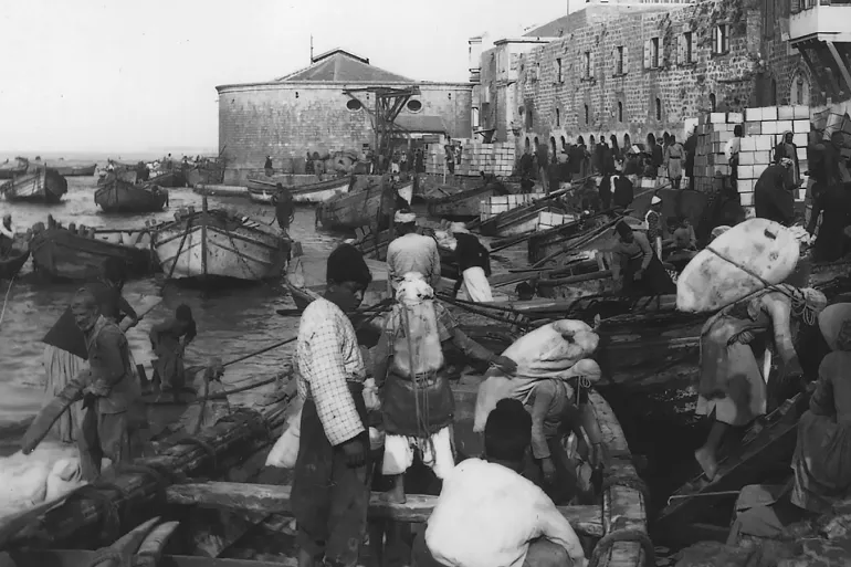 صور من فلسطين قبل النكبة عام 1948 تظهر النشاط التجاري فيها (مواقع التواصل)