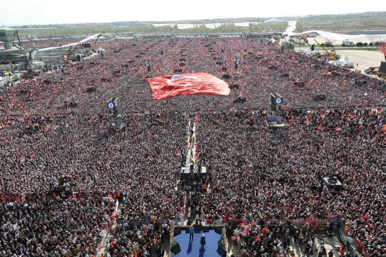 منظر جوي لمؤيدي أردوغان خلال تجمع انتخابي في حديقة مطار أتاتورك بإسطنبول (أناضول)