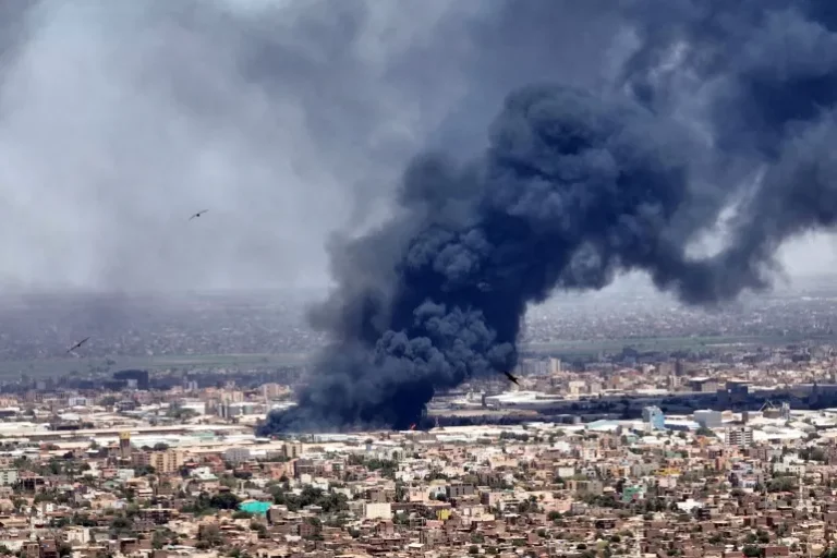 موقع السودان الجغرافي بأهميته الإستراتيجية ينبئ بخطورة تمدد الصراع فيه وتداعياته على الإقليم والمنطقة برمتها (رويترز)