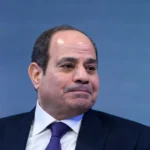 السيسي قال إنه أوقف تعويم الجنيه العام الماضي لأسباب تتعلق بالأمن القومي (رويترز)