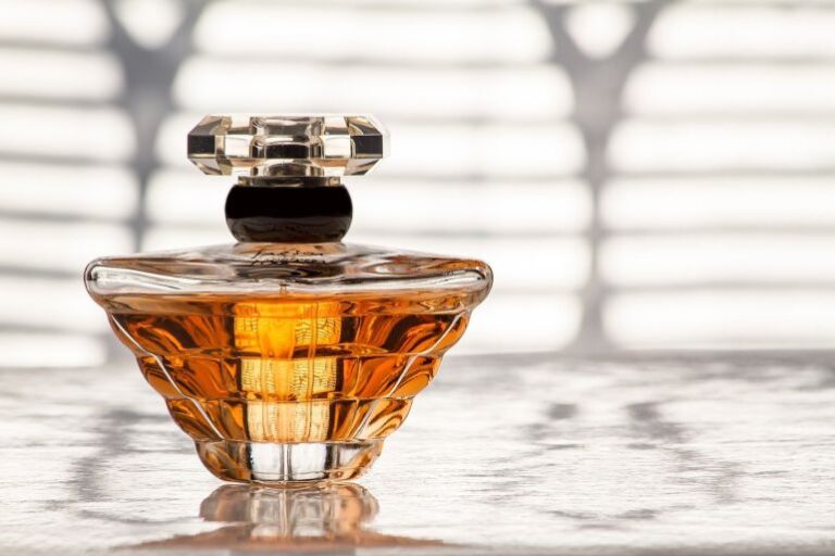 الرائحة واللون عاملان مهمان للتأكد من انتهاء صلاحية العطر (بيكسابي)