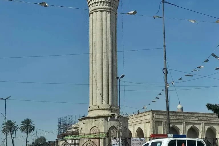 مسجد وضريح الشيخ عبد القادر الجيلاني وسط بغداد حيث تقام صلاة التراويح في رمضان (الجزيرة)