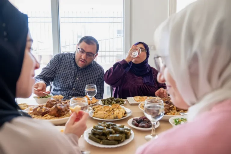 الأردنيون يحرصون على إقامة "موائد الأرحام" في رمضان رغبة في زيادة الأجر خلال الشهر الكريم (غيتي)