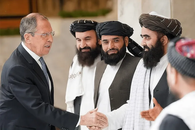 لقاء سابق بين وزير الخارجية الروسي سيرغي لافروف (يسار) وقادة حركة طالبان (وزارة الخارجية الروسية)