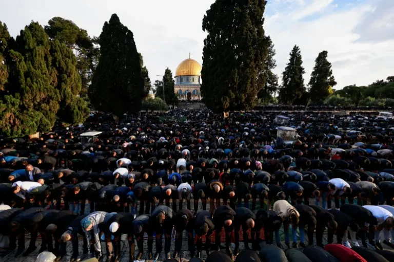 أكثر من 60 ألف فلسطيني يقيمون صلاة عيد الفطر بالمسجد الأقصى في مدينة القدس الشرقية المحتلة (رويترز)