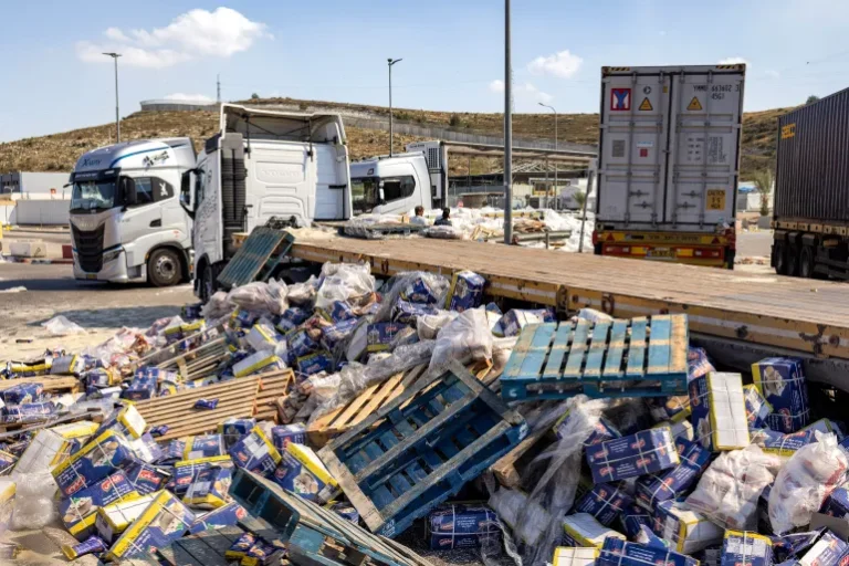 شاحنات مساعدات إنسانية بعدما قام متطرفون إسرائيليون بتخريبها وهي في طريقها إلى غزة (الفرنسية)