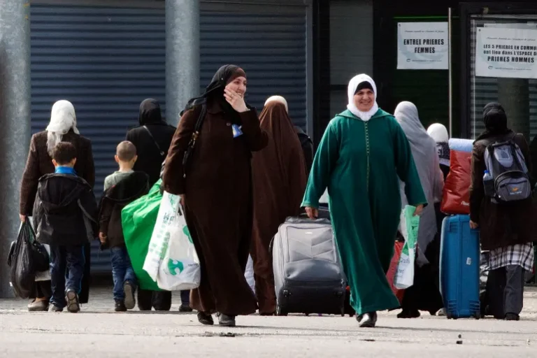 العفو الدولية ترى أن المحجبات في فرنسا يعانين في ظل القوانين التمييزية (الفرنسية)