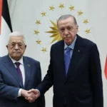 أردوغان (يمين) قال إن عباس سيلقي غدا خطابا في البرلمان التركي (الأناضول)