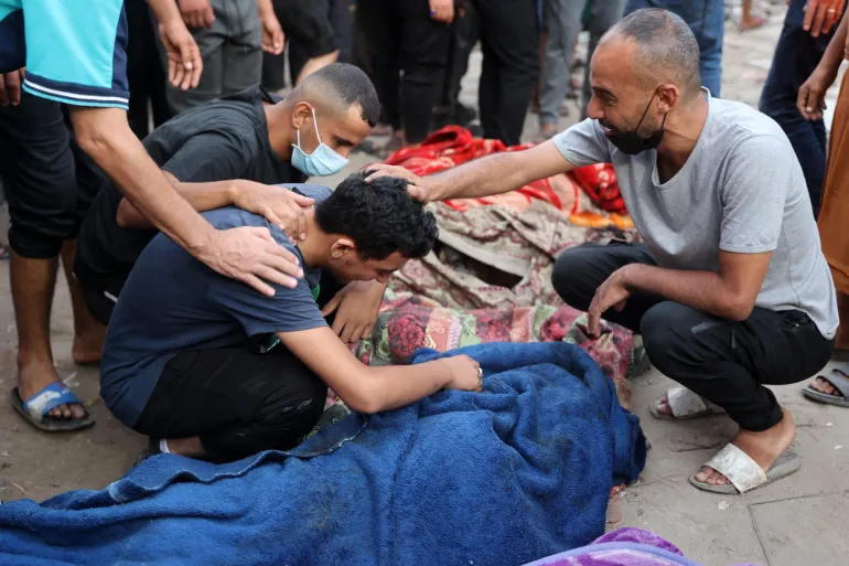 عدد من شهداء مجزرة مدرسة التابعين في حي الدرج بمدينة غزة (الفرنسية)