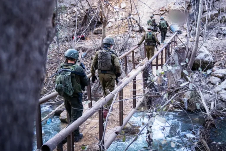 صورة نشرها المتحدث باسم الجيش الإسرائيلي لوصول قوات إسرائيلية لنهر الليطاني في لبنان (مواقع التواصل الاجتماعي)