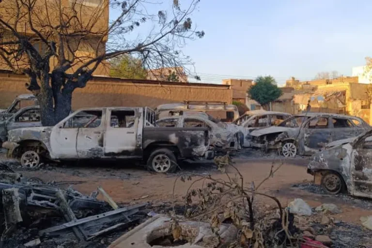 مركبات محترقة بعد معارك سابقة بين الجيش السوداني والدعم السريع في الخرطوم (الجزيرة)